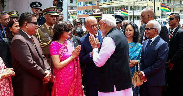 दो दिवसीय राजकीय यात्रा से लौटे पीएम मोदी, मॉरीशस के लोगों का जताया आभार