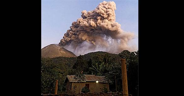 ज्वालामुखी फटने से इंडोनेशिया और बाली के बीच कई कंपनियों की उड़ानें रद्द