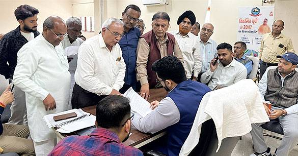 नगर आयुक्त से मिले जवाहर हाट के शरणार्थी परिवार, स्वामित्व व हाउस टैक्स- वॉटर टैक्स जमा करने की मांग