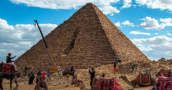 विवादों में क्यों घिर गया है मिस्र के मशहूर पिरामिडों की मरम्मत का काम?