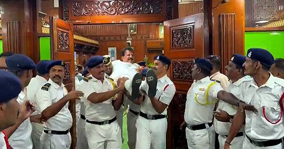कर्नाटक: मुस्लिम आरक्षण पर विधानसभा में हंगामा, BJP के 18 MLA निलंबित