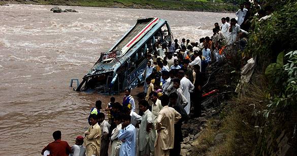 पाकिस्तान: खाई में बस गिरने से 20 लोगों की मौत और दर्जनों घायल