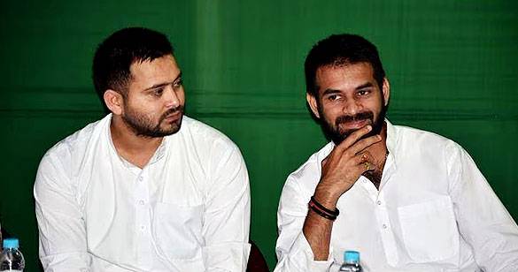 तेजस्वी ने पूछा: भैया शॉपिंग करा रहे हैं क्या, लेकिन तेज प्रताप ने नहीं दिया कोई जवाब