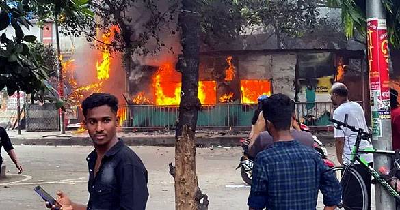 बांग्‍लादेश में तख्‍ता पलटने के बाद बड़े पैमाने पर लूटपाट और तोड़फोड़ शुरू