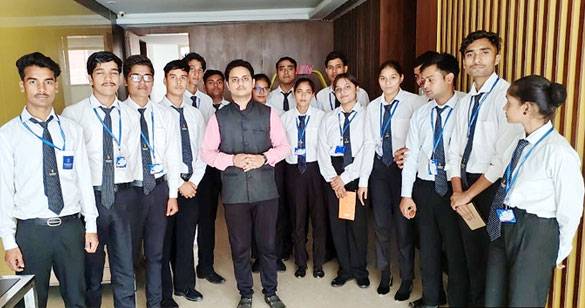 संस्कृति स्कूल ऑफ टूरिज्म एंड होटल मैनेजमेंट के विद्यार्थियों ने किया आगरा के होटल में शैक्षिक भ्रमण