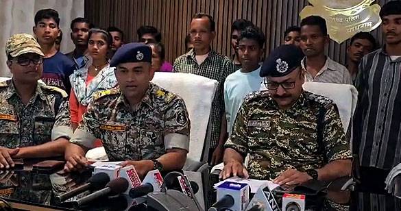 छत्तीसगढ़: 22 नक्सलियों ने आत्मसमर्पण किया, 6 पर था 11 लाख रुपए का ईनाम