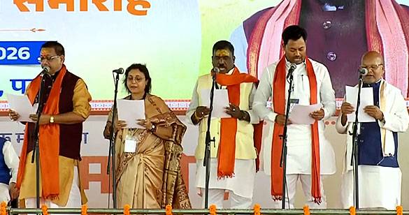 बिहार: नीतीश मिश्रा समेत पांच मंत्रियों ने एक साथ ली पद व गोपनीयता की शपथ