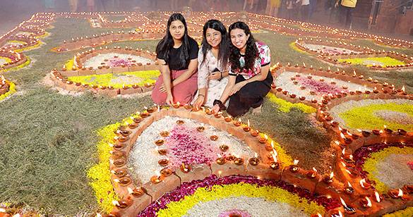 श्रीकृष्ण जन्मस्थान पर बिखरी दीपों की छटा, देव-दीपावली पर दर्शन को उमड़े श्रद्धालु