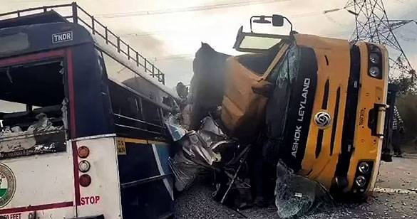 तेलंगाना के रंगारेड्डी में बस और ट्रक की टक्कर से 20 लोगों की मौत और कई घायल