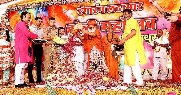 श्रीकृष्ण जन्मभूमि पर लठामार होली की मची धूम, गुलाल वर्षा से आसमान हुआ सतरंगा