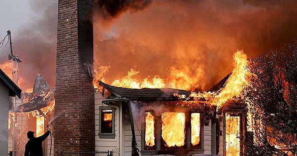 अमेरिका: लॉस एंजेलिस के जंगलों में लगी आग हजारों एकड़ में फैली, 7 लोगों की मौत